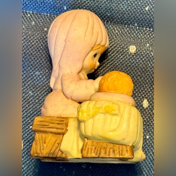 Set of two Manger Scene Ceramic Pieces - Picture 4 of 10